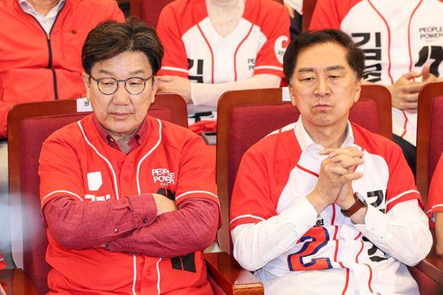 권성동(왼쪽) 원내대표 겸 공동선대위원장과 김기현 공동선대위원장이 3일 서울 여의도 국회 도서관에 마련된 국민의힘 개표 상황실에서 제21대 대통령 선거 방송3사 출구조사 결과를 보며 굳은 표정을 짓고 있다. 하상윤 기자