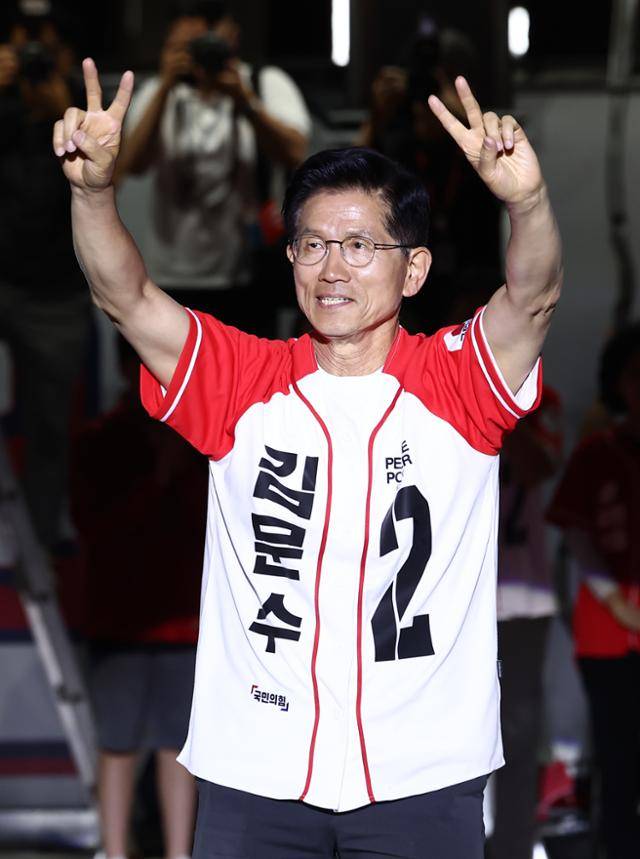 김문수 국민의힘 대통령 후보가 6·3 대선을 하루 앞둔 2일 오후 서울 중구 서울시청 앞 광장에서 열린 울려라 함성, 들어라 승리의 메아리 피날레 유세에서 지지를 호소하고 있다. 뉴스1