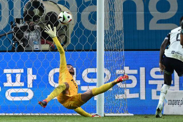 지난해 8월 3일 서울 마포구 서울월드컵경기장에서 열린 2024 쿠팡플레이 시리즈 잉글랜드 프리미어리그 토트넘 홋스퍼와 독일 분데스리가 바이에른 뮌헨의 경기에서 토트넘의 굴리엘모 비카리오가 공을 막기 위해 팔을 뻗고 있다. 박시몬 기자