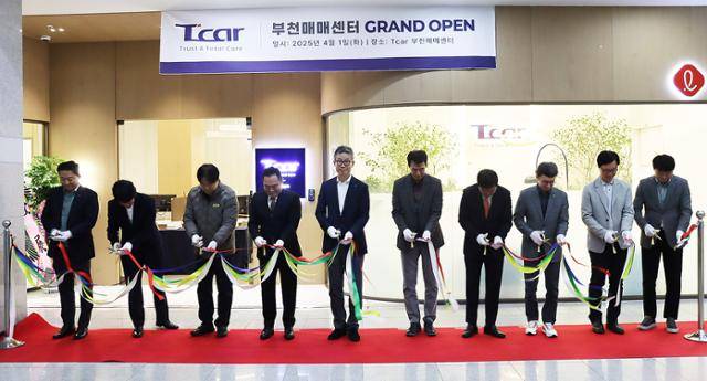 4월 문을 연 롯데렌탈 부천매매센터 개소식에서 관계자들이 테이프 커팅을 하고 있다. 롯데렌탈 제공