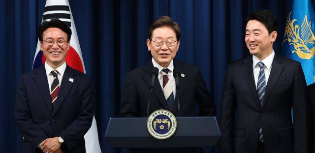 이재명 대통령이 4일 용산 대통령실청사에서 국무총리 후보자 등 인선에 대해 발표하고 있다. 왼쪽부터 김민석 국무총리 후보자, 이 대통령, 강훈식 비서실장. 왕태석 선임기자