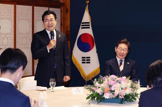 박찬대(왼쪽) 더불어민주당 원내대표가 4일 국회 사랑재에서 열린 이재명(오른쪽) 대통령 취임 기념 오찬에 참석해 발언하고 있다. 뉴스1