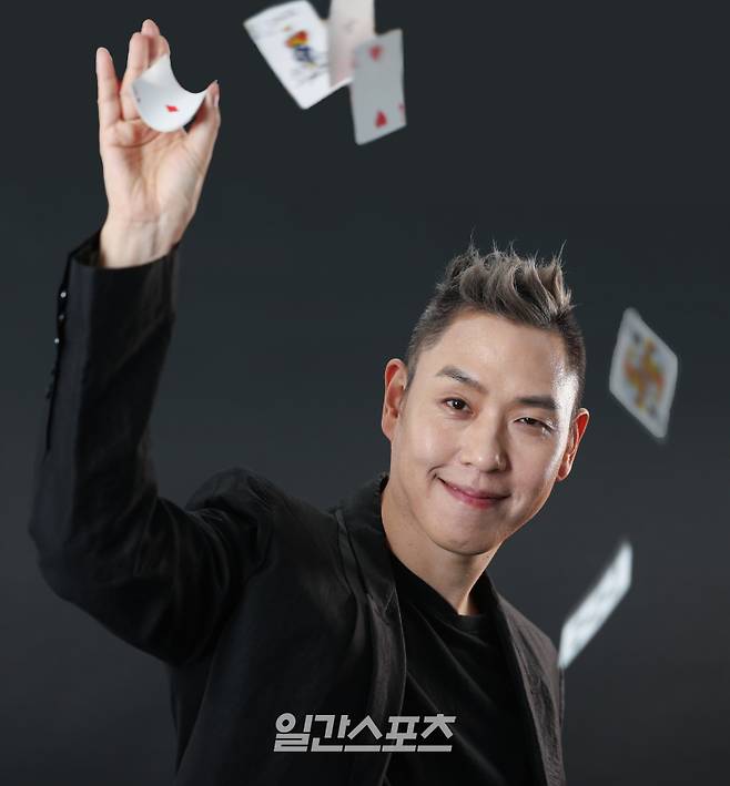 일루셔니스트 이은결이 지난달 27일 오후 서울 중구 순화동 KG타워에서 진행된 일간스포츠와의 인터뷰에 앞서 포즈를 취하고 있다. 서병수 기자 qudtn@edaily.co.kr /2025.05.27/