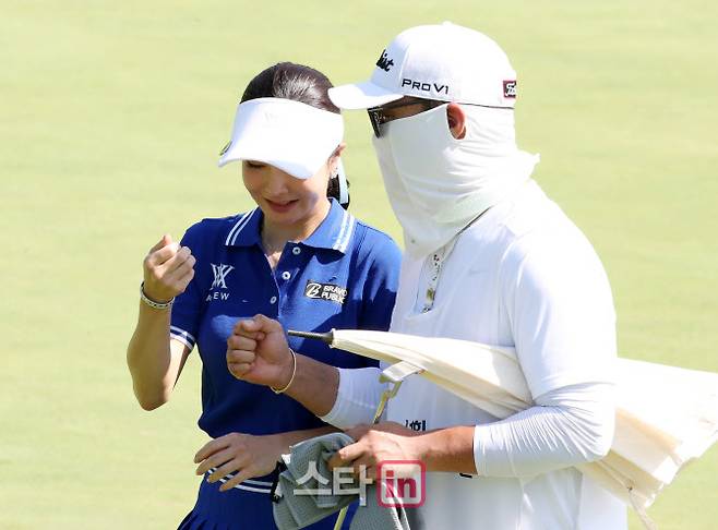 [용인=이데일리 스타in 방인권 기자] 안신애가 31일 경기도 용인시 처인구 써닝포인트CC에서 열린 '제13회 KG 레이디스 오픈' 2라운드에서 6번홀 아웃을 하며 캐디와 화이팅을 하고 있다.