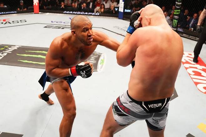 시릴 간(왼쪽). 사진=UFC