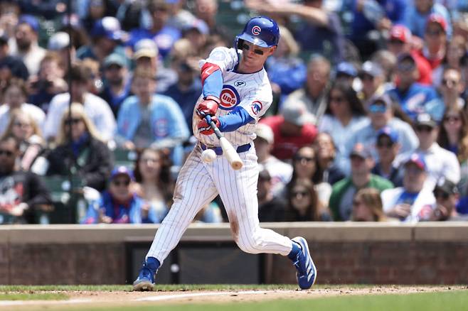 <yonhap photo-0477=""> CHICAGO, ILLINOIS - JUNE 1: Pete Crow-Armstrong #4 of the Chicago Cubs hits an RBI single during the third inning against the Cincinnati Reds at Wrigley Field on June 1, 2025 in Chicago, Illinois. Geoff Stellfox/Getty Images/AFP (Photo by Geoff Stellfox / GETTY IMAGES NORTH AMERICA / Getty Images via AFP)/2025-06-02 04:39:16/ <저작권자 ⓒ 1980-2025 ㈜연합뉴스. 무단 전재 재배포 금지, AI 학습 및 활용 금지></yonhap>