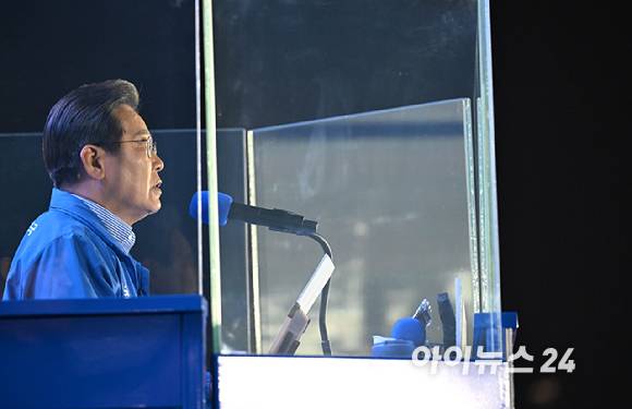 이재명 더불어민주당 대통령 선거 후보가 2일 서울 영등포구 여의도공원에서 열린 피날레 유세에서 연설하고 있다. [사진=곽영래 기자]