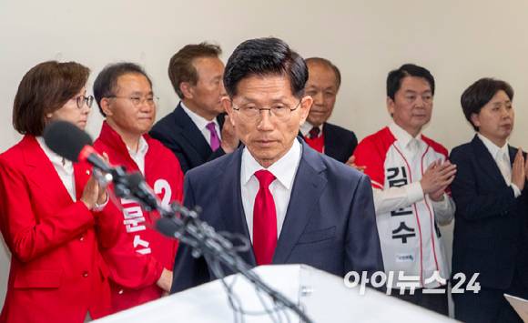 제21대 대통령 선거에서 이재명 더불어민주당 대선 후보의 당선이 확실시된 4일 새벽 김문수 국민의힘 대선후보가 서울 여의도 국민의힘 중앙당사에 대선 패배 승복 공식 선언 기자회견을 위해 입장하고 있다. [사진=정소희 기자]