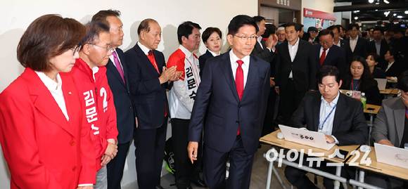 김문수 국민의힘 대선 후보가 4일 대선 결과에 승복하는 기자회견을 하기 위해 서울 여의도 당사에 들어서고 있다. [사진=정소희 기자]