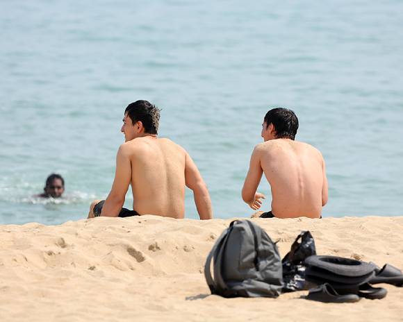 전국적으로 무더운 초여름 날씨를 보인 지난 1일 오후 부산 해운대해수욕장에서 피서객들이 더위를 식히고 있다. [사진=연합뉴스]