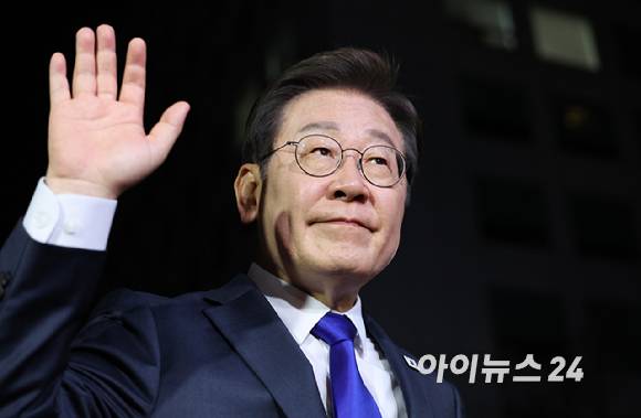 이재명 더불어민주당 대통령 후보가 당선이 확실시된 가운데 4일 서울 여의도 더불어민주당 당사에 들어서며 손을 흔들고 있다. [사진=곽영래 기자]