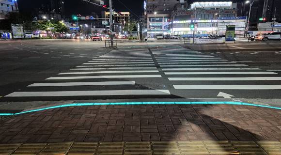 인천광역시 작전역 사거리에 스마트 횡단보도가 설치돼 있다. [사진=인천시]