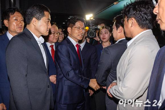 제21대 대통령 선거에서 이재명 더불어민주당 대선 후보의 당선이 확실시된 4일 새벽 김문수 국민의힘 대선후보가 서울 여의도 국민의힘 중앙당사에서 열린 기자회견을 마치고 이동하고 있다. [사진=정소희 기자]