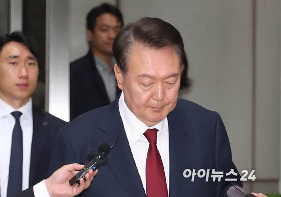 윤석열 전 대통령이 19일 서울 서초구 중앙지방법원에서 열린 내란 우두머리 혐의, 직권남용 권리행사방해 혐의 사건 4차 공판을 마친 뒤 법정을 나서고 있다. [사진=사진공동취재단]