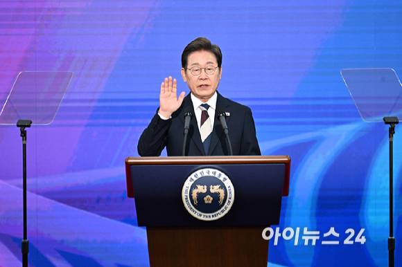 이재명대통령이 4일 오전 국회 로텐더홀에서 열린 제21대 대한민국 대통령 취임 선서를 하고 있다. [사진=국회시잔취재단]