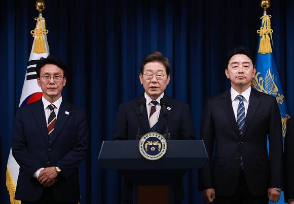 이재명 대통령이 4일 서울 용산 대통령실 청사에서 국무총리 후보자로 김민석 의원(왼쪽), 대통령비서실장으로 강훈식 의원 등 첫 인선을 발표하고 있다. 2025.6.4 [사진=연합뉴스]