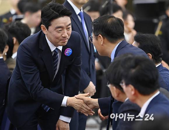 대통령실 비서실장에 내정된 강훈식 더불어민주당 의원이 4일 오전 서울 여의도 국회의사당에서 열린 제21대 대통령 취임선서에 참석하고 있다. [사진=곽영래 기자]