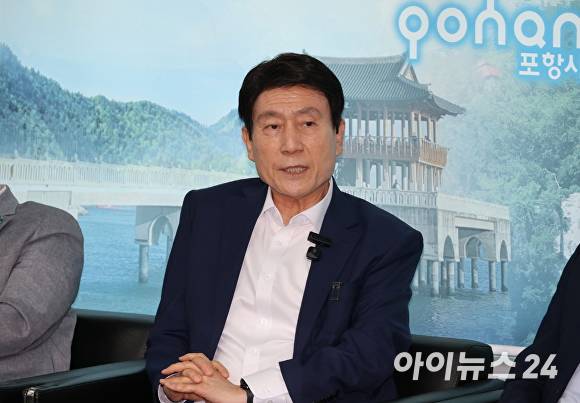 4일 이강덕 포항시장이 시청 브리핑룸에서 기자간담회를 열고 지역경제 활력 회복과 민생 안정을 위한 시정 운영 방향을 밝히고 있다. [사진=포항시청]