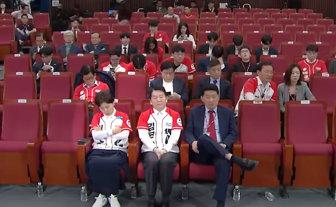 안철수(가운데) 의원과 양향자(왼쪽) 의원이 국민의힘 개표 상황실을 지키고 있는 모습 (SBS 보도 갈무리)