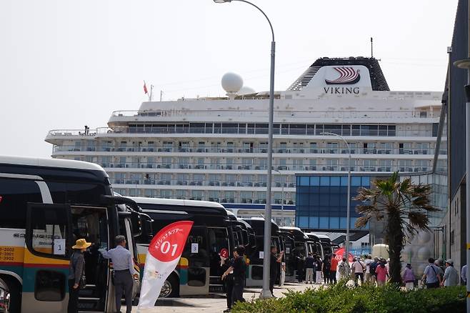 4일 제주항을 찾은 일본발 럭셔리 크루즈 ‘바이킹 에덴(Viking Yi Dun)’. (제주관광공사 제공)