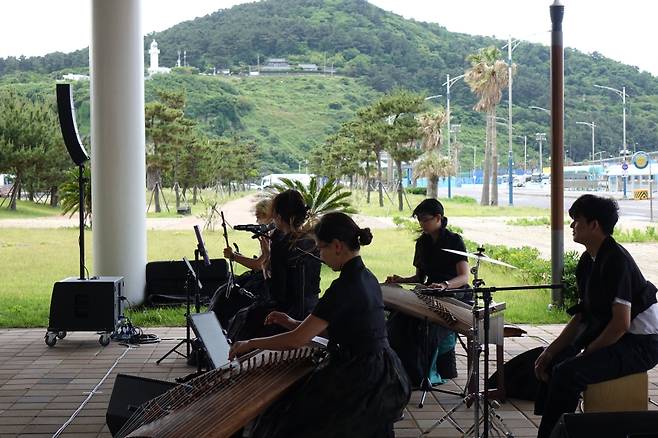 제주항에서 선보인 퓨전 국악 공연. (제주관광공사 제공)