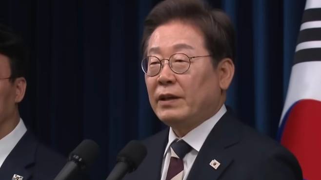 이재명 대통령이 4일 서울 용산구 대통령실 청사 브리핑룸에서 국무총리와 국정원장 등 인선발표를 하고 있다. (SBS 캡처)