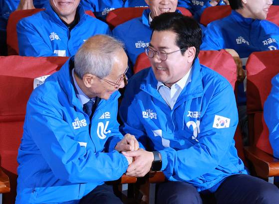 윤여준,박찬대 더불어민주당 상임총괄선대위원장을 비롯한 선대위 관계자들이 3일 국회의원회관 개표상황실에서 제21대 대통령선거 지상파 출구조사 결과에서 이재명 후보가 51.7%로 앞서는 것으로 발표되자 환호하고 있다. 김성룡 기자/ 2025.06.03