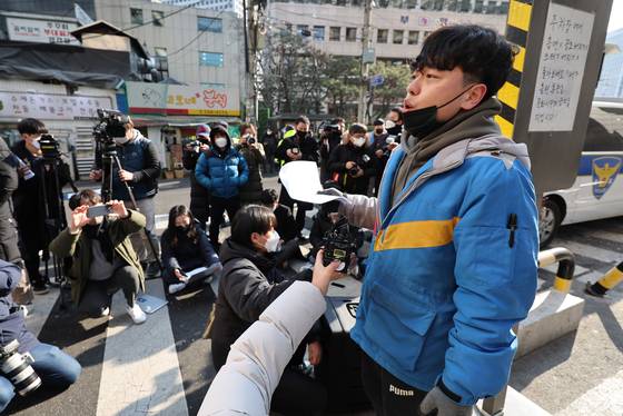 김슬기씨는 지난 2022년 2월 민주노총 산하 택배노조가 점거농성중인 CJ대한통운 본사 앞에서 노조에 맞서 파업 중단을 촉구하는 회견을 했다. 연합뉴스