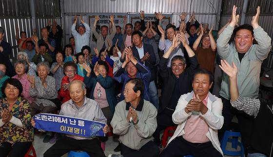 3일 오후 이재명 대통령 당선인의 고향인 경북 안동시 예안면 도촌리 경로당에서 마을 주민들이 대선 출구조사 결과에 환호하고 있다. [연합뉴스]
