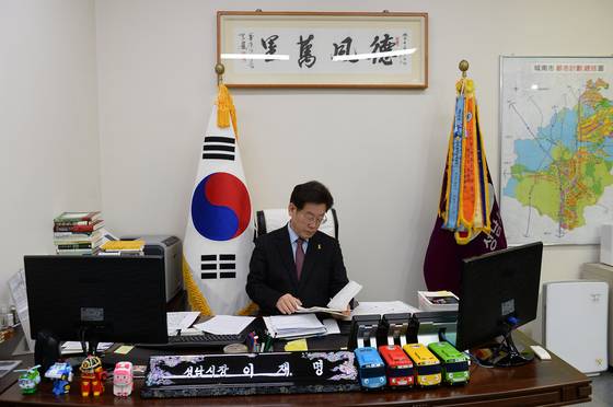 이재명 대통령 당선인이 성남시장 시절인 2016년 12얼 성남시청 시장실에서 집무를 보고 있다. 중앙포토