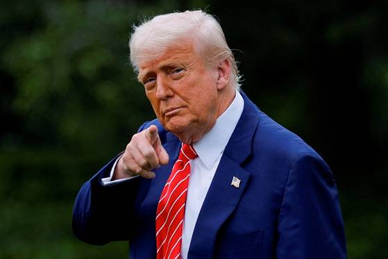 도널드 트럼프 미국 대통령이 지난달 30일(현지시간) 백악관에서 펜실베이니아로 출발하기 전 기자들을 향해 제스처를 취하고 있다. 로이터=연합뉴스