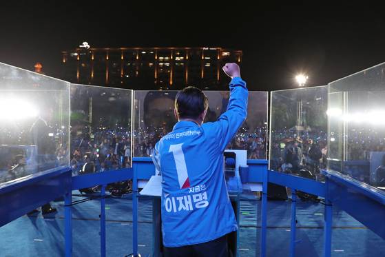 이재명 대통령 당선인이 대선 전날인 지난 2일 여의도에서 마지막 유세를 하고 있다. 김성룡 기자