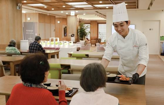 삼성웰스토리 조리사가 경기도 성남시에 문을 연 '분당데이케어센터'에서 식사를 제공하고 있다. 사진 삼성웰스토리