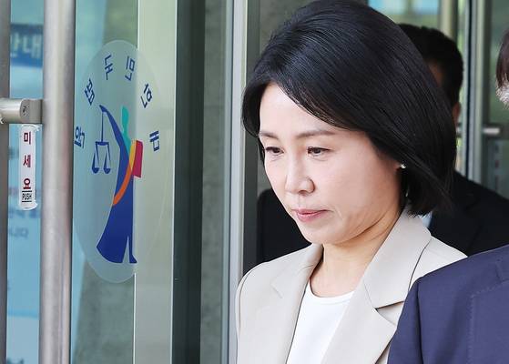 공직선거법 위반 혐의로 기소돼 1심에서 벌금형을 선고받은 더불어민주당 이재명 대선후보 배우자 김혜경 씨가 5월 12일 경기도 수원시 영통구 수원고등법원에서 열린 항소심 선고공판을 마치고 나오고 있다. 연합뉴스