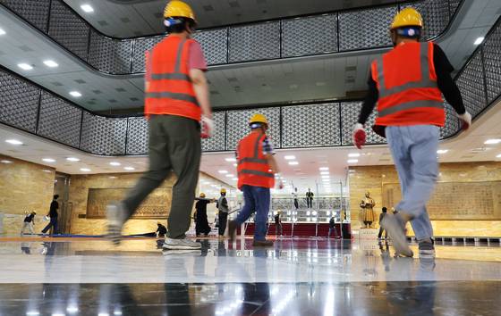 서울 여의도 국회 로텐더홀에선 대통령 취임식 준비로 분주하다. [연합뉴스]