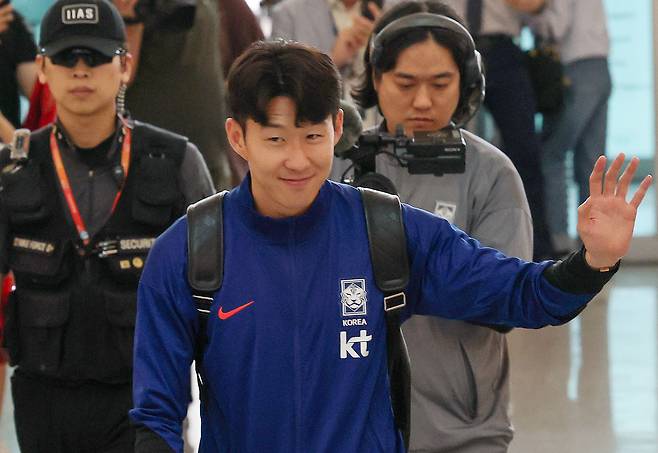 북중미월드컵 아시아 예선 이라크 원정경기를 위해 출국하는 손흥민. [뉴스1]