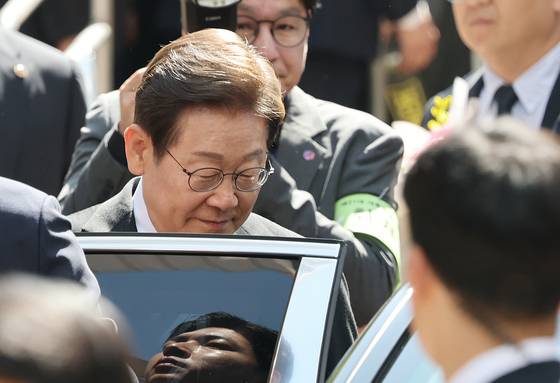 이재명 대통령이 제21대 대통령 임기를 시작한 4일 오전 인천 계양구 자택 앞에서 열린 주민 환송 행사를 마친 후 국립서울현충원으로 향하는 차량에 탑승하고 있다. 뉴스1