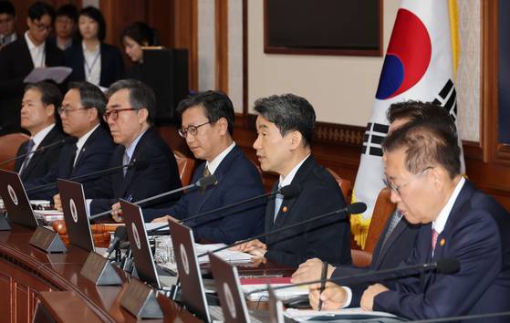 이주호 대통령 권한대행 부총리 겸 교육부 장관이 28일 서울 종로구 정부서울청사에서 열린 국무회의에서 발언하고 있다. 뉴스1