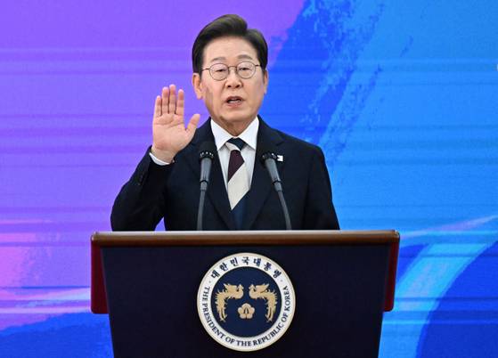 제21대 대통령에 당선된 이재명 대통령이 4일 오전 서울 여의도 국회 본관 로텐더홀에서 취임 선서를 하고 있다. 임현동 기자