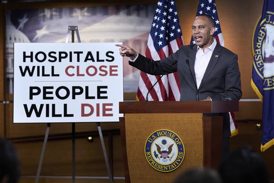 하킴 제프리스 하원 민주당 원내대표는 3일 워싱턴 국회의사당에서 열린 기자회견에서 머스크가 트럼프 대통령의 감세 법안에 대해 "역겹고 혐오스랍다"고 비판한 것에 동의한다고 말했다. AP=연합뉴스