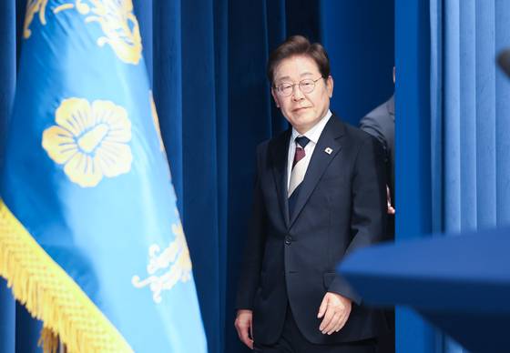 이재명 대통령이 4일 서울 용산구 대통령실 청사 브리핑룸에서 국무총리와 국정원장, 대통령 비서실장 등 인선발표를 하기 위해 입장하고 있다. 뉴스1