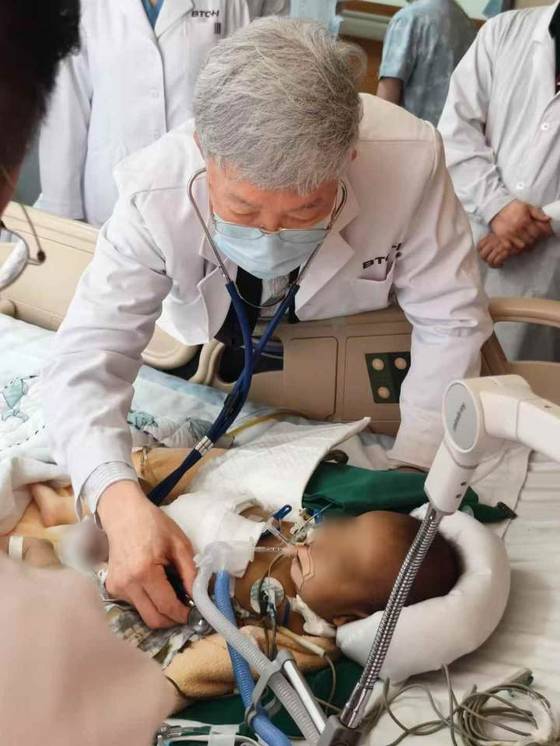 서울아산병원 간이식·간담도외과 이승규 석좌교수가 중국 칭화대 부속 창궁병원에서 생체 간이식 수술을 받은 생후 6개월 리웨이(가명)의 상태를 살펴보고 있다. 사진 서울아산병원