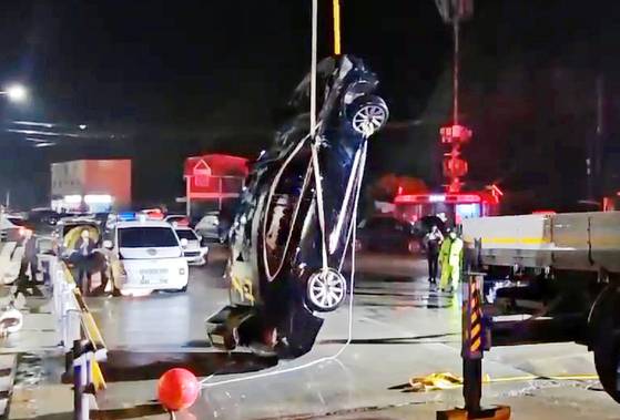 지난 2일 오후 전남 진도군 임회면 진도항 인근에서 일가족 3명이 탑승한 차량에 해상으로 인양되고 있다. 사진 목포해양경찰서
