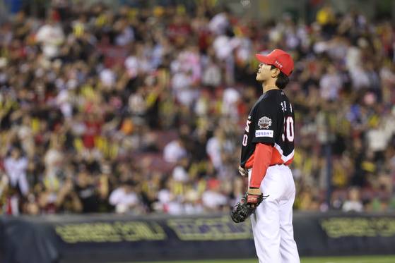 입단 7시즌 만에 지난 3일 잠실 두산전에서 프로 데뷔전을 치른 뒤 3루 쪽 관중석을 바라보며 감회에 젖은 KIA 홍원빈. 사진 KIA 타이거즈