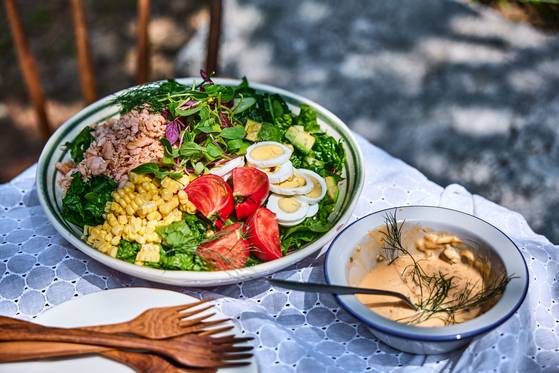 큰 볼에 연어, 토마토, 초당옥수수, 달걀, 잎채소를 듬뿍 넣어 만든 건강 샐러드와 소스. [중앙포토]
