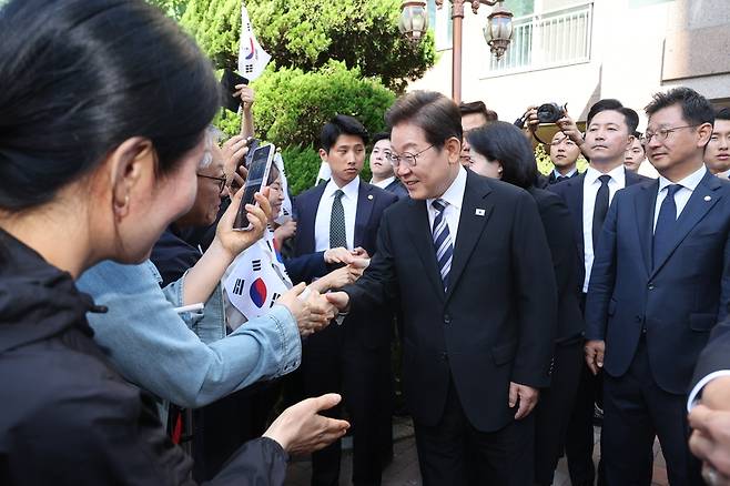 이재명 대통령이 4일 인천 계양구 사저 앞에서 주민들과 인사를 나누고 있다. /뉴시스