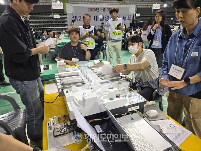 ▲ 3일 오후 8시 20분쯤부터 원주종합체육관에 마련된 개표소에서 제21대 대통령 선거 개표가 한창 진행중이다. 이기영