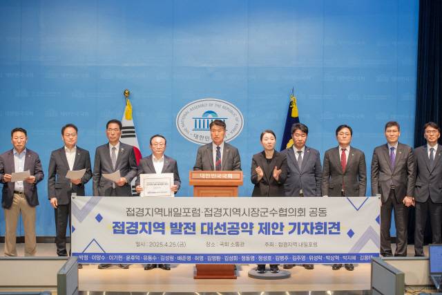 ▲ 대한민국 접경지역시장군수협의회장인 함명준 고성군수가 지난 4월 국회 소통관에서 접경지역 발전 대선 공약 제안 기자회견을 하고 있는 모습.