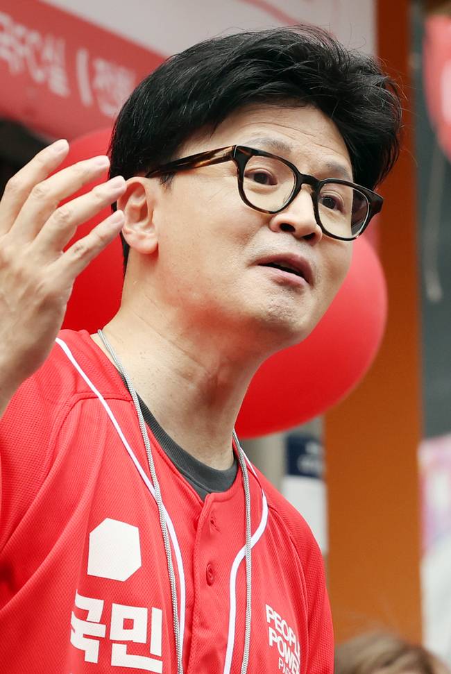 ▲ 제21대 대통령선거 사전투표 첫날인 29일 오후 광주 동구 충장로우체국 앞에서 국민의힘 한동훈 전 대표가 유세하고 있다. 2025.5.29 연합뉴스