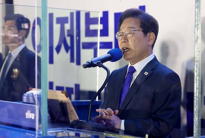 ▲ 제21대 대통령 당선이 확실시되는 더불어민주당 이재명 대선 후보가 4일 서울 여의도 국회 인근에서 당 주최로 열린 국민개표방송 행사에 참석해 연설하고 있다 [연합뉴스]